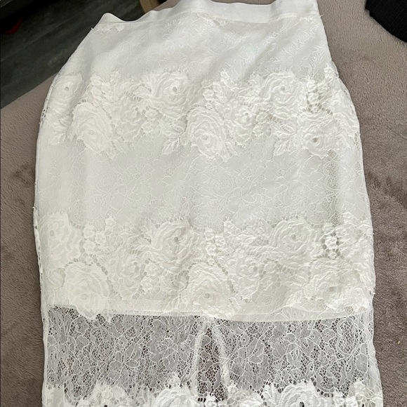 Bebe white with flowery 🌼 design pencil skirt - Picture 1 of 7